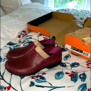 Brand new never been worn merrell womens size 7 maroon encore kassie moc